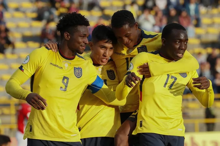 Justin Cuero (i) de Ecuador celebra un gol hoy, en un partido de la fase final del Campeonato Sudamericano Sub'20 entre las selecciones de Ecuador y Paraguay en el estadio de Techo en Bogotá (Colombia).