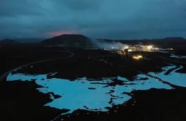El brillo del magma por la erupción del volcán Fagradalsfjall, en Islandia, en marzo de 2021.