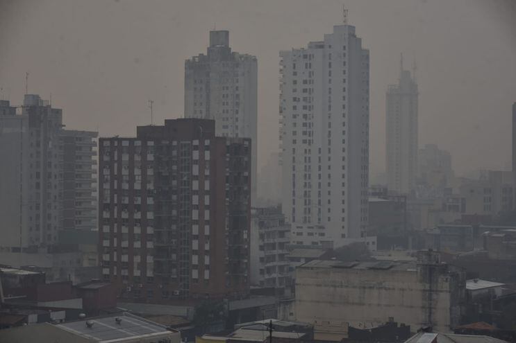 Una capa de humo cubre el centro de Asunción y torna el ambiente sumamente insalubre.