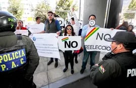 manifestacion-contra-la-reeleccion-del-presidente-boliviano-evo-morales-que-busca-un-cuarto-mandato-en-contra-del-precepto-constitucional-y-de-la-vo-200709000000-1833392.jpg