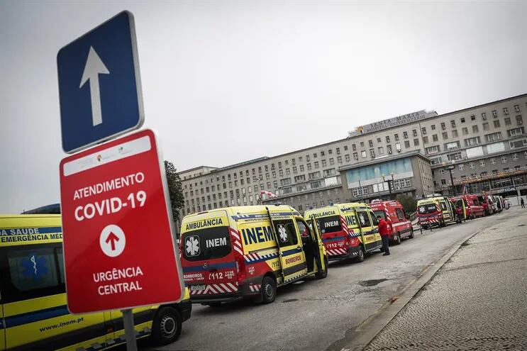 Ambulancias en la entrada del hospital Santa María, en Lisboa.