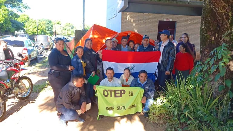 Comunidades educativas de Santa Rosa del Aguaray, acampan en la dirección de educación para exigir rubros