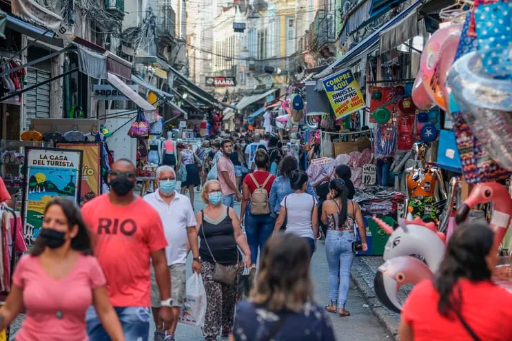 Público recorre un sector comercial el 9 de abril de 2021 en Río de Janeiro (Brasil).