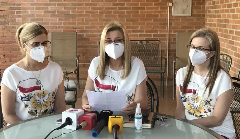 Las hijas del secuestrado Denis: Silvana (i), Beatriz y Lorena, en reunión de prensa.