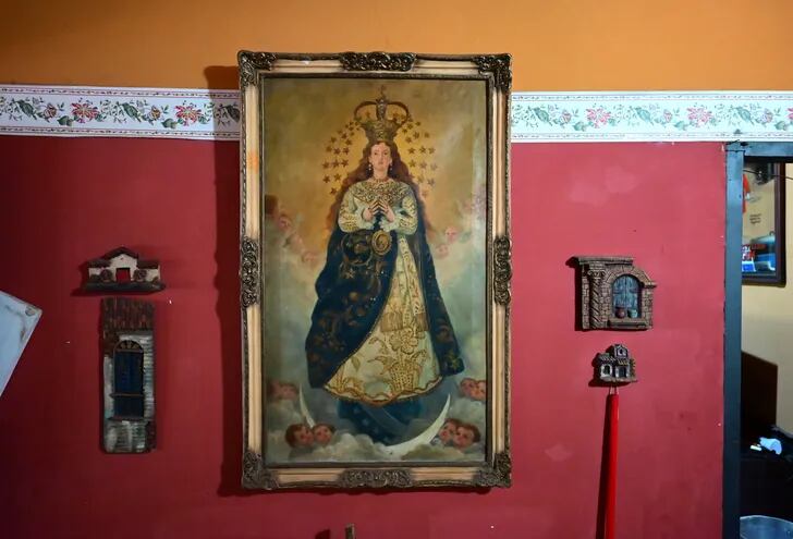 La imagen de la Virgen de los Milagros de Caacupé pintada por Pablo Alborno en 1911 se mantiene  en la familia de generación a generación.