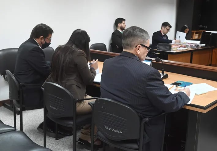El ex intendente Raúl Isaac Mendoza (izq.) y su abogado Menelo Insfrán (der.) en la sala de juicio oral y público.