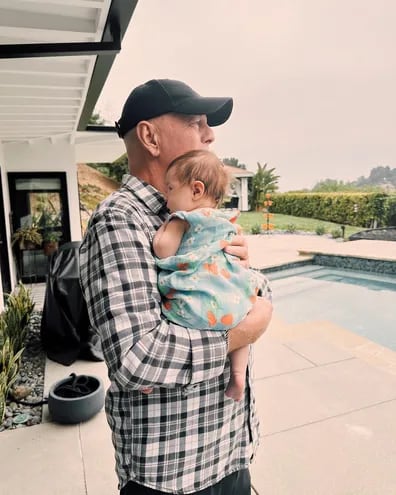 Bruce Willis celebrando el Día del Padre con su nieta Louetta en brazos. (Instagram/Rumer Willis)