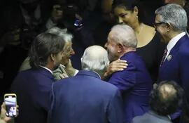 El expresidente de Uruguay José Mujica (2i), junto al actual presidente uruguayo, Luis Lacalle Pou (i), saludan al nuevo presidente de Brasil, Luiz Inácio Lula da Silva (2d), luego de su ceremonia de investidura ante el Parlamento en Brasília.
