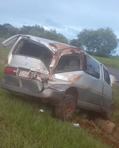 El vehículo quedó con serios daños a causa del vuelco.