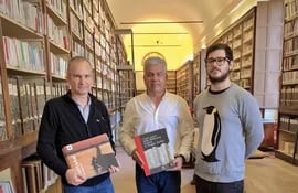 Roque González Vera (centro) entregó su álbum "Pantanal paraguayo" a la Biblioteca Municipal del Reggio Emilia, una de las más antiguas de Italia. El material integra ahora la colección Mercosur.