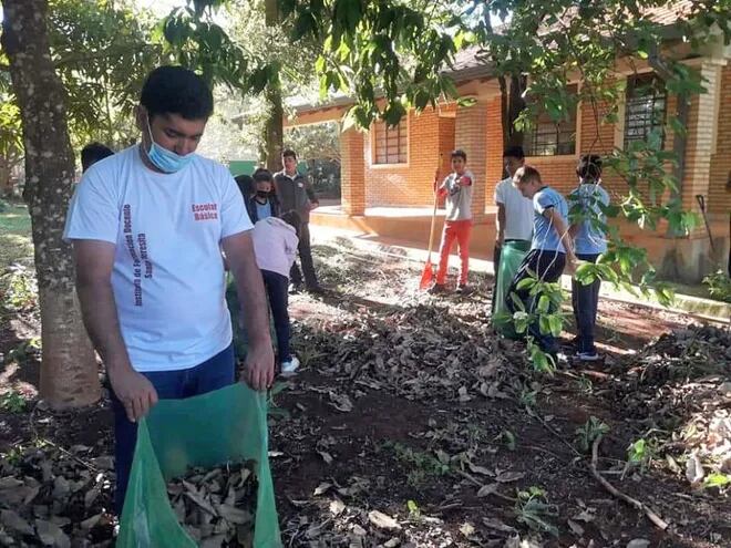 La jornada de minga ambiental movilizó a la población de Juan León Mallorquín y funcionarios de instituciones públicas.