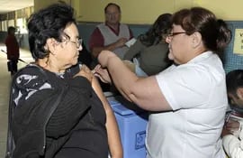 una-senora-de-la-tercera-edad-recibe-una-dosis-de-influenza-en-el-programa-de-vacunacion-del-ano-pasado--195757000000-1696235.jpg