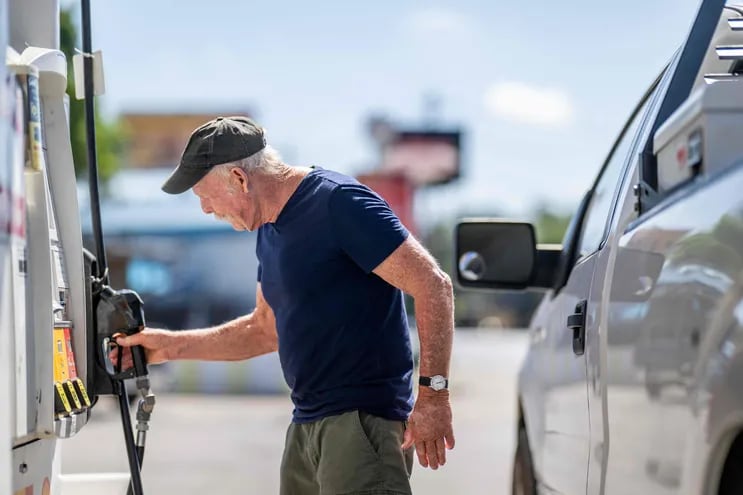 Un hombre carga gasolina en una estación de servicios de Texas. El precio del petróleo intermedio de Texas (WTI) cerró este lunes con una bajada del 0,14 %, hasta los 83,02 dólares el barril.