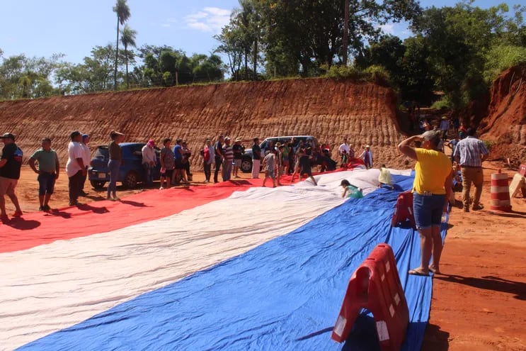 Pobladores De Caacupé cierran zona de obras y exigen pasos peatonales y vehiculares