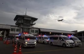 El servicio de emergencias en Thailandia para asistir a los pasajeros del vuelo de Singapur Airlines.