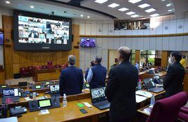Senadores durante el minuto de silencio en homenaje a José Carlos Acevedo, intendente de PJC asesinado por sicarios. (Foto: Prensa Senado)