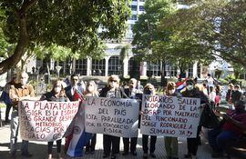 Los escribanos y gestores se manifestaron el lunes frente al Palacio de Justicia de Asunción.