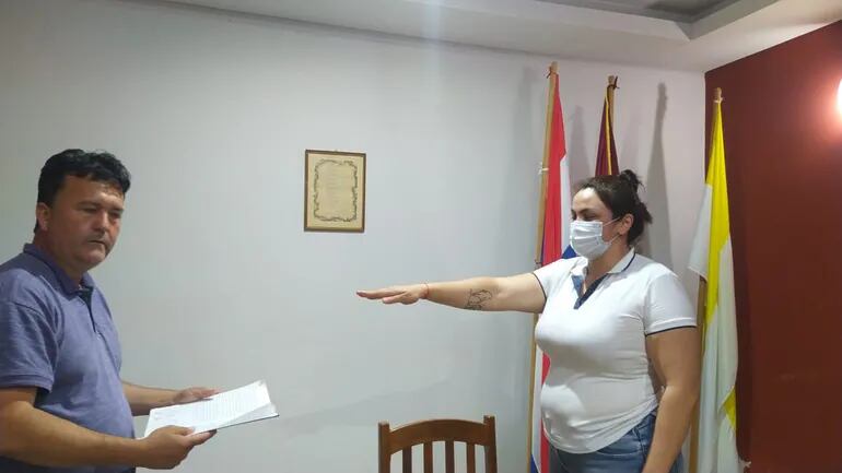 El presidente de la Junta, Milciades González, toma juramento a la nueva intendenta de Corpus, Ninfa Concepción Vera.