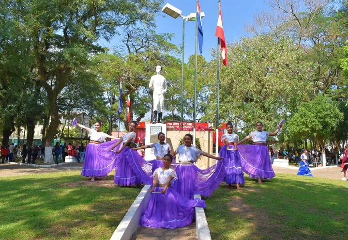 Las bellas bailarinas iturbeñas que rindieron homenaje a su ciudad por los 122° aniversario de fundación de Iturbe.