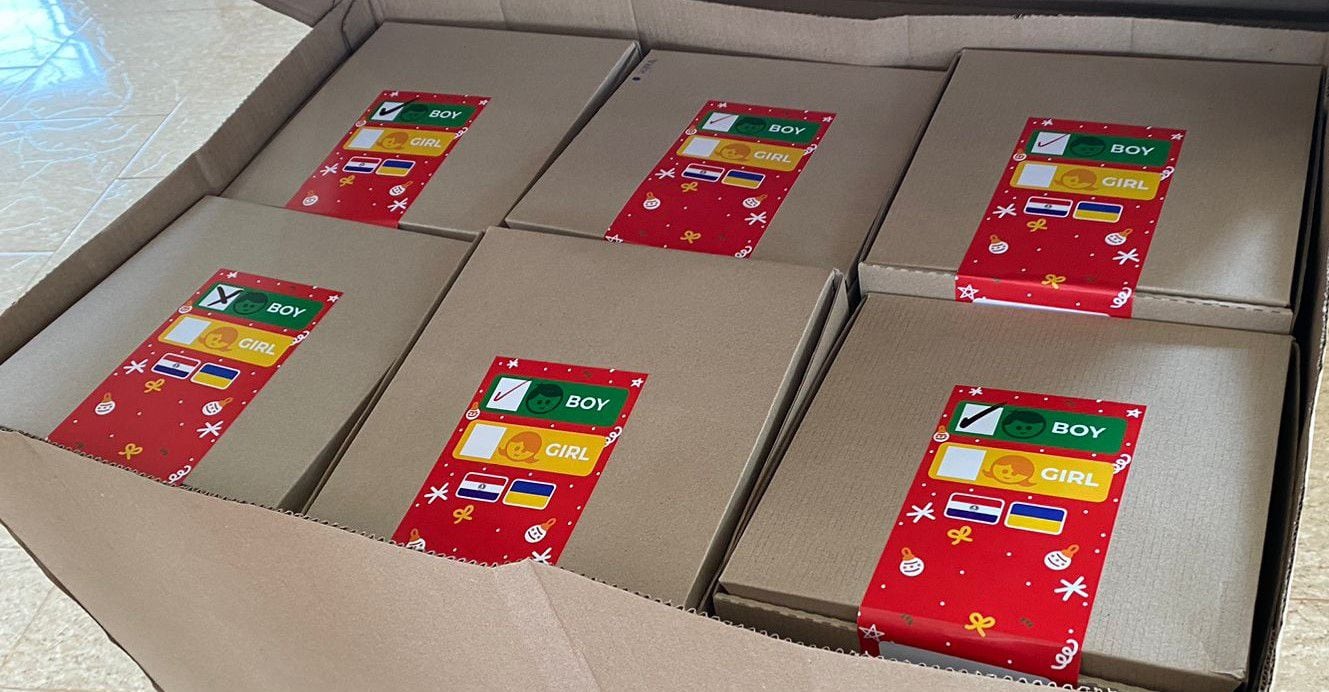 Embaladas con sumo cuidado las cajas para los niños de Ucrania ya están en camino.