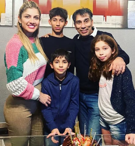 ¡Familia completa! Ali Ramírez y Pipino Cuevas con sus hijos Enzo, Amapola y Nelson Leonel. (Instagram/Alicia Ramírez)