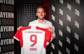 Harry Kane posa con al camiseta del Bayern Múnich durante la presentación como refuerzo del club alemán.