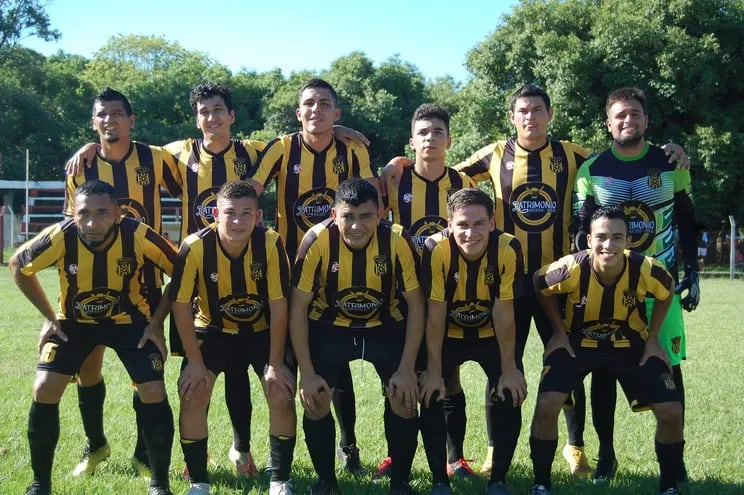 Equipo de 14 de Mayo de Pindolo, que definirá con el 8 de Setiembre de Valle Pucú un cupo a la final de la Liga Regional Aregüeña.