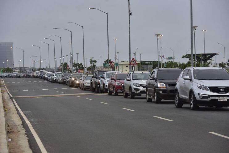 Ayer, una larga fila de automovilistas se formaron en la Costanera de Asunción para realizarse el test de covid-19.