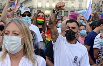 Manifestantes gritan consignas durante la concentración convocada por diferentes asociaciones LGTBI+ para denunciar la pasividad de las instituciones madrileñas ante la ola de agresiones que sufren.