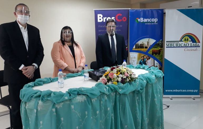 Dimas Ayala, director y gerente general de Bancop; Myriam Báez, presidenta de Cooperativa Mburicao Ltda., y Pedro Santa Cruz Cosp, presidente de BrosCo.