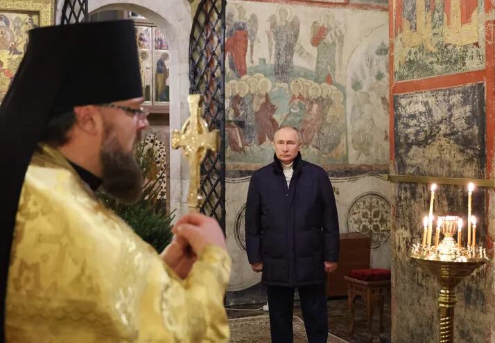 El presidente ruso, Vladimir Putin, asiste a una misa de Navidad ortodoxa en la Catedral de la Anunciación en el Kremlin de Moscú.
