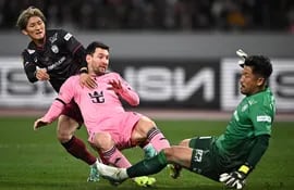 TOPSHOT - Inter Miami's Argentine forward Lionel Messi (2nd L) clashes with Vissel Kobe's goalkeeper Shota Arai (R) during the second half of the friendly football match between Inter Miami of the US's Major League Soccer league and Vissel Kobe of Japan's J-League at the National Stadium in Tokyo on February 7, 2024. (Photo by Philip FONG / AFP)