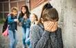 Si bien los niños puede intimidar a otros usando medios más físicos, en las niñas el acoso se manifiesta mediante la exclusión social.