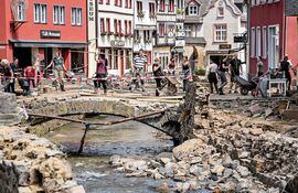 Los residentes limpian los escombros del camino después de que las fuertes inundaciones del río Erft causaron una gran destrucción en la aldea de Bad Muenstereifel, distrito de Euskirchen, Alemania.