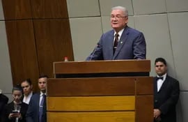 Nuevo fiscal general de Paraguay, Emiliano Rolón, mientras habla ante el Congreso.