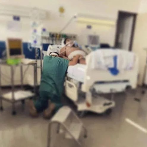 Médico, arrodillado al lado de un paciente COVID-19 pide a DIos por su vida