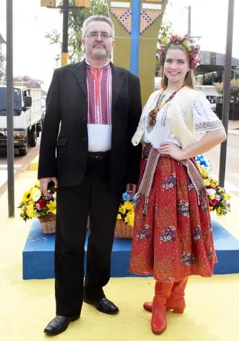 Ruslan Savchur y su hija Stefanía Savchur, ambos son músicos, y los últimos inmigrantes ucranianos.