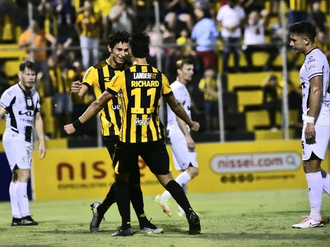 Adrián Alcaraz (i)  futbolista de Guaraní, celebra un gol en el partido contra Tacuary por la tercera fecha del torneo Apertura 2024 del fútbol paraguayo en el estadio Rogelio Silvino Livieres, en Asunción.