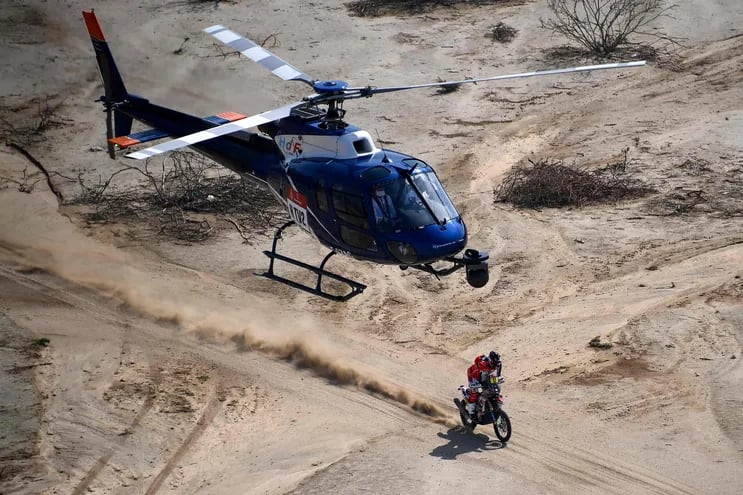 El español Juan Pedroro Garcia es escolta por el helicóptero de la transmisión del Rally Dakar 2021.