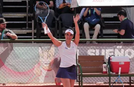 Verónica Cepede festeja a victoria sobre Carol Lizarazo en las semifinales del individual femenino de Tenis.