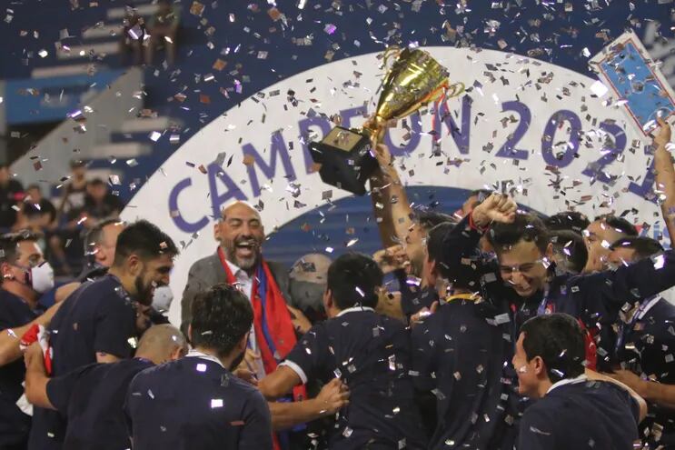 Los jugadores de Cerro Porteño y el actual presidente del club, Raúl Zapag, festejan el título de campeón de la Liga Premium de Futsal FIFA 2021.