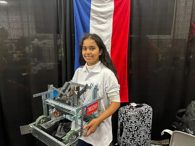 María Castillo (17), estudiante del segundo curso de la media de la ciudad de Guarambaré que es parte activa del Club de Programación de Robótica creado en un telecentro ubicado en la sede del SNPP de su ciudad.