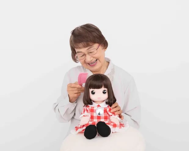 Una empresa de juguetes japonesa ha creado una muñeca con inteligencia artificial (IA) para conversar, mantener activas y aliviar la sensación de aislamiento de las personas de la tercera edad tras el estallido de la pandemia de covid -19.
