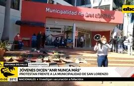 Jóvenes se manifiestan frente a la Municipalidad de San Lorenzo