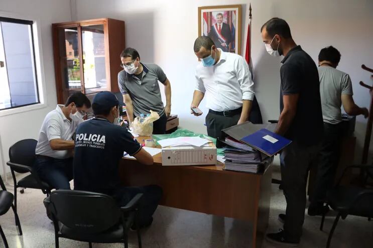 Una comitiva fiscal- policial verifica documentos en la sede de Conajzar, esta mañana.