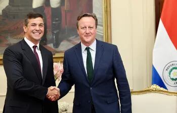Santiago  Peña saluda al exprimier y actual ministro de Exteriores, David Cameron. Fue ayer en Palacio.