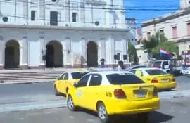 Los taxistas se manifestaron frente a la Catedral Metropolitana.