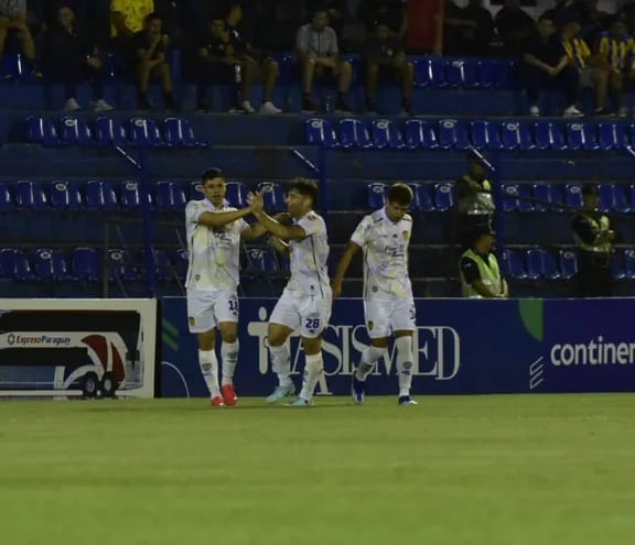 Rodrigo Rojas celebra su gol para el Sportivo Luqueño ante Sol de América, junto a sus compañeros.