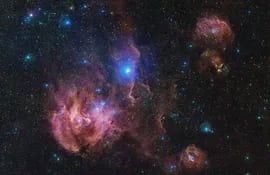 Las estrellas jóvenes que hay dentro de esta nebulosa emiten una intensa radiación que hace que el gas de hidrógeno circundante brille en tonos rosados.