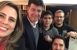 tres-de-los-jovenes-que-solicitaron-refugio-en-uruguay-aparecen-der-en-la-foto-junto-con-el-presidente-del-plra-efrain-alegre-y-la-abogada-kattya-01438000000-1625078.jpg